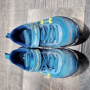 Boy’s under armor sneakers